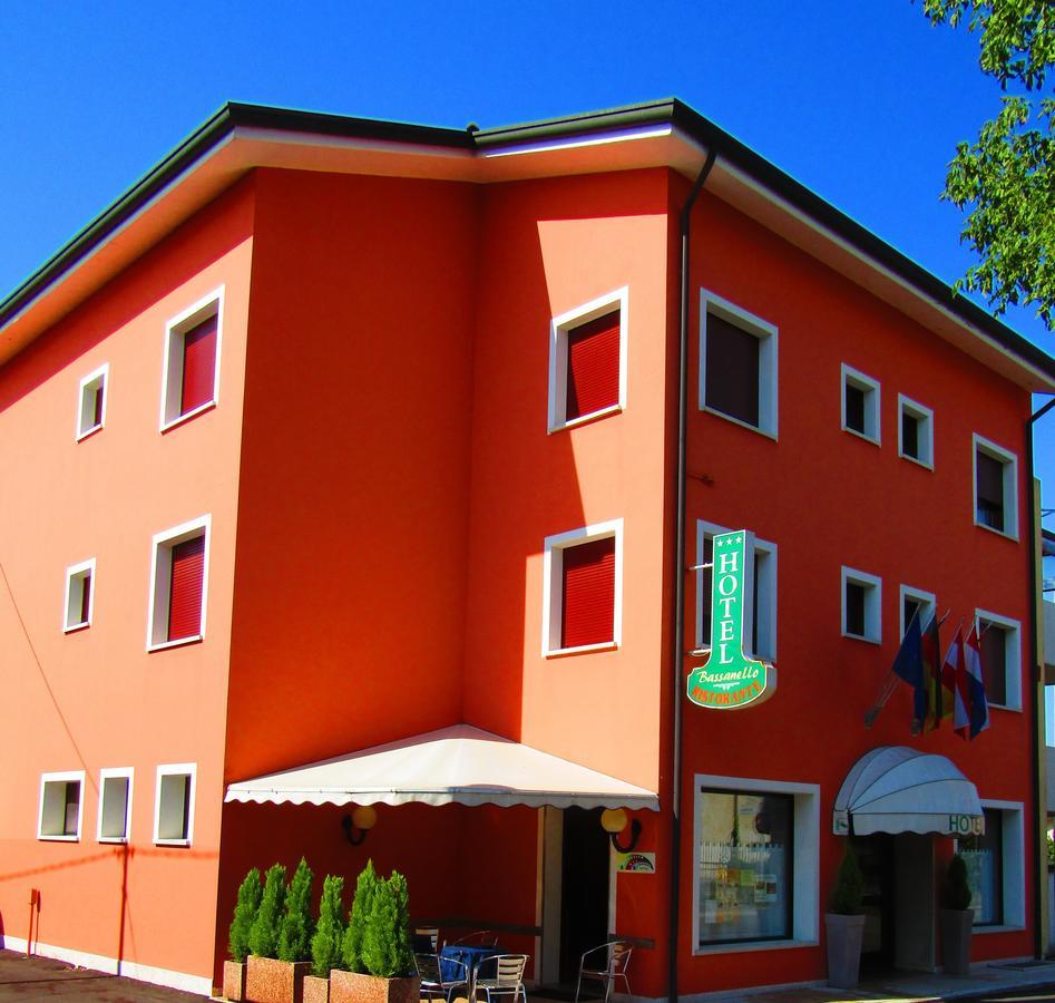 Hotel Ristorante Al Bassanello Bassano del Grappa Exteriör bild